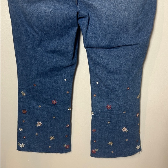 EUC Driftwood Jeans Colette Embroidered Crop Straight Jean in Prairie - Picture 12 of 15